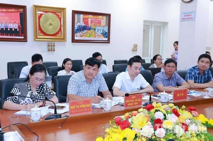Các đại biểu dự buổi làm việc.