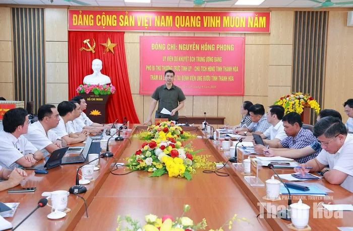 Toàn cảnh buổi làm việc tại Bệnh viện Ung bướu tỉnh.