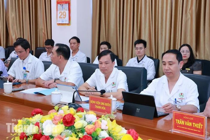 Các đại biểu tham dự tại buổi làm việc.