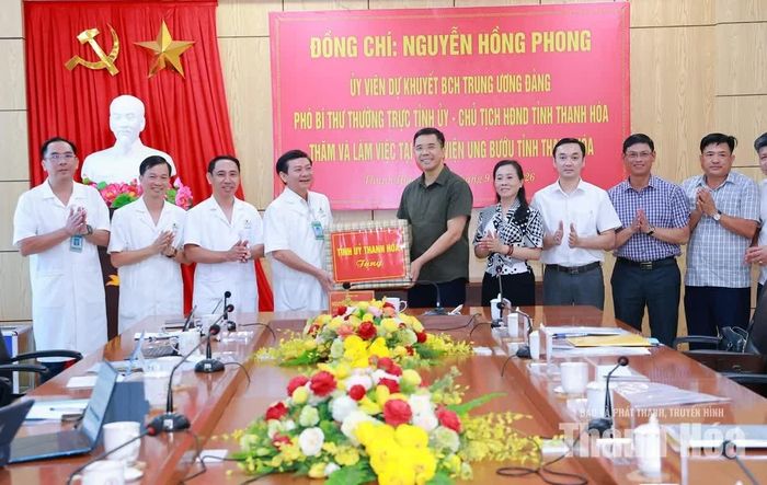 Phó Bí thư Thường trực Tỉnh ủy Nguyễn Hồng Phong tặng quà cho Bệnh viện Ung bướu tỉnh.