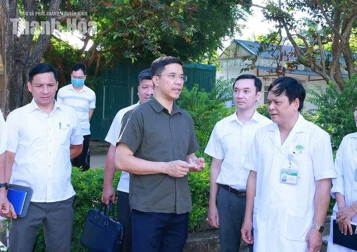 Phó Bí thư Thường trực Tỉnh ủy Nguyễn Hồng Phong kiểm tra quy trình xử lý nước thải tại Bệnh viện Đa khoa tỉnh.