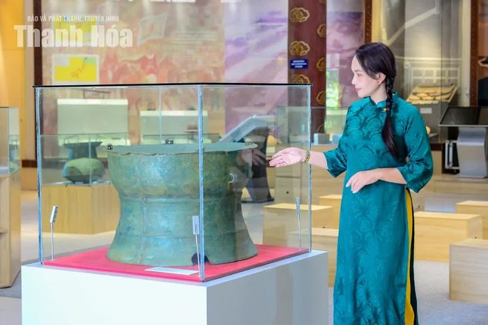 Nhóm hiện vật kim khí được tìm thấy tại Lam Kinh còn có trống đồng với niên đại trải dài từ thời Đông Sơn đến các triều đại phong kiến Việt Nam về sau. Không chỉ phản ánh trình độ luyện kim, những hiện vật này còn gợi mở nhiều thông tin về sinh hoạt, sản xuất và các hoạt động nghi lễ của cư dân địa phương qua từng thời kỳ.