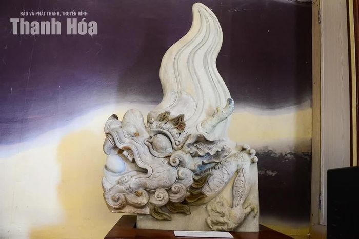 Tượng đầu rồng bằng đá được phát hiện tại khu di tích là một trong những hiện vật gợi rõ dấu ấn nghệ thuật kiến trúc thời Lê.