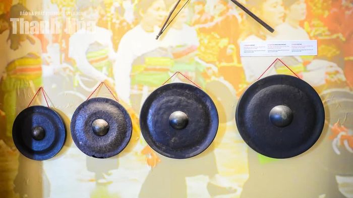 Trong số các hiện vật được lưu giữ tại Lam Kinh, nhóm đồ đồng gây chú ý bởi kích thước, chất liệu và dấu ấn kỹ thuật chế tác. Bộ chiêng đồng có niên đại thế kỷ XV, được phát hiện tại làng Như Áng, xã Kiên Thọ vào năm 2000.