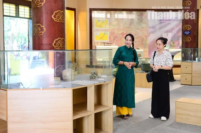 Chị Hoàng Thị Hiền, hướng dẫn viên tại Khu di tích lịch sử Lam Kinh cho biết: “Các hiện vật đá không chỉ có giá trị về nghệ thuật tạo hình mà còn phản ánh quy mô, sự bề thế của trung tâm chính trị, văn hóa và tín ngưỡng gắn với vương triều Lê. Bên cạnh đó, những chiếc ấm chén cổ có niên đại hơn 500 năm giúp hình dung một phần đời sống sinh hoạt của con người trong quá khứ, đồng thời cho thấy sự hiện diện của đồ gốm sứ trong không gian sinh hoạt và kiến trúc của Lam Kinh”.
