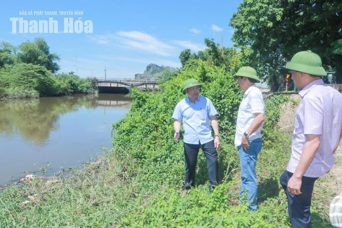 Phó Chủ tịch UBND tỉnh Cao Văn Cường kiểm tra thực trạng sông Vinh.