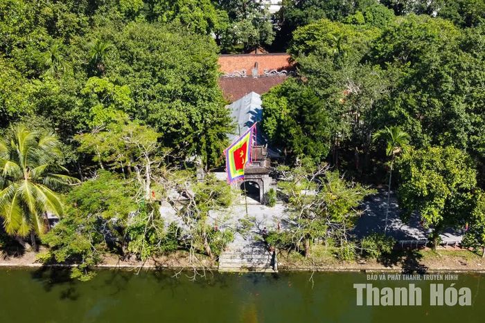 Trải qua thời gian, ngôi đền được tu bổ, tôn tạo để đáp ứng yêu cầu bảo tồn và phát huy giá trị di tích. Trong đợt trùng tu năm 1996 - 1997, Đền thờ vua Lê Thái Tổ được làm lại theo mẫu thức kiến trúc truyền thống, với kết cấu khung gỗ lim. Công trình gồm ba hạng mục chính: Tiền đường, Trung đường và Hậu cung, được bố trí hài hòa trong tổng thể không gian đền.