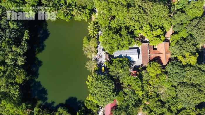 Sau khi vua Lê Thái Tổ băng hà, thi hài nhà vua được đưa về an táng tại quê hương Lam Sơn, nay thuộc không gian Khu di tích Lam Kinh. Tuy nhiên, trải qua những biến cố của lịch sử, các công trình điện, miếu nguyên bản không còn nguyên vẹn. Đến năm 1933, Nhân dân trong vùng đã đóng góp xây dựng đền thờ Lê Thái Tổ. Công trình ban đầu được xây dựng theo kiến trúc hình chữ đinh, trở thành nơi để người dân địa phương và du khách đến dâng hương, tưởng niệm vị vua có vai trò đặc biệt trong lịch sử dân tộc.