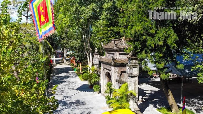 Từ phía ngoài, cổng vào tạo nên lớp không gian đầu tiên của ngôi đền, mang dáng vẻ bề thế nhưng không kém phần gần gũi với kiến trúc truyền thống.