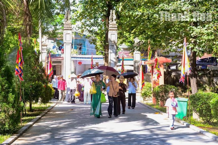 Những ngày trước Lễ hội Lam Kinh 2026, Ban Quản lý di sản Thành Nhà Hồ và các di tích trọng điểm tỉnh Thanh Hóa đã tổ chức dọn dẹp khuôn viên, bảo đảm vệ sinh môi trường, cảnh quan khu vực đền thờ; treo cờ, kết hoa, tạo không khí trang trọng, tươi vui chào đón du khách về dự lễ hội.