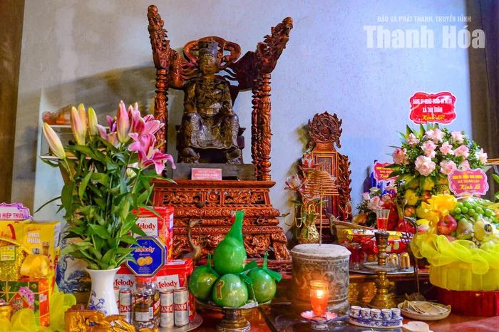 Ngôi đền còn thờ các vị Khai quốc công thần có nhiều đóng góp trong cuộc khởi nghĩa Lam Sơn như Nguyễn Trãi, Lê Lai và công chúa nhà Lê.
