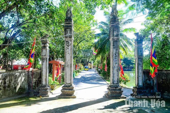 Mỗi mùa Lễ hội Lam Kinh, Đền thờ vua Lê Thái Tổ lại đón những bước chân trở về. Trong không gian trầm mặc của mái đền, những nén hương thành kính được dâng lên, nối quá khứ với hiện tại, góp phần gìn giữ ký ức về vùng đất Lam Sơn và triều hậu Lê trong đời sống văn hóa hôm nay.