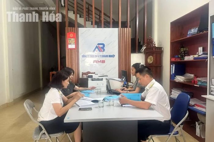 Cán bộ, công chức Thuế cơ sở 3 hướng dẫn người dân kê khai, thực hiện các nghĩa vụ thuế.
