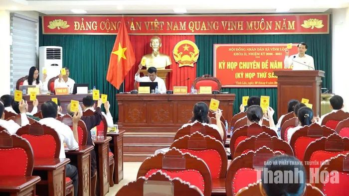 Các đại biểu HĐND xã Vĩnh Lộc biểu quyết thông qua các nghị quyết tại kỳ họp.