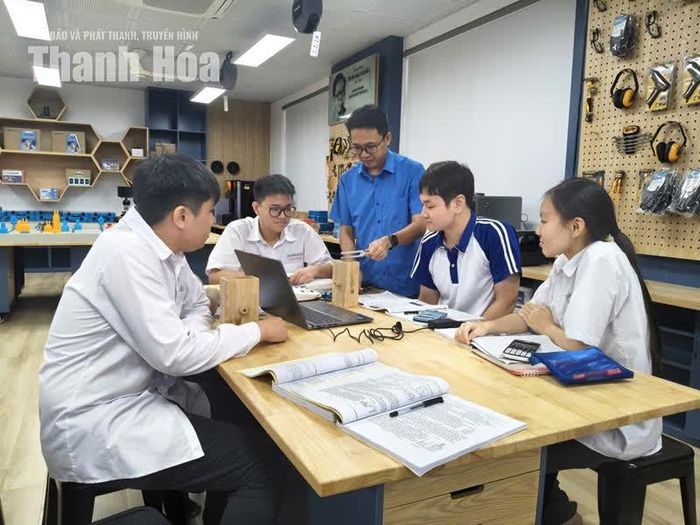 Không gian STEM khuyến khích học sinh chủ động tìm tòi, thử nghiệm và giải quyết các vấn đề thực tiễn.