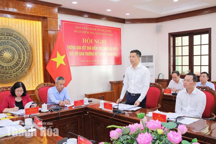 Phó Bí thư Thường trực Tỉnh ủy Nguyễn Hồng Phong phát biểu tại buổi làm việc.