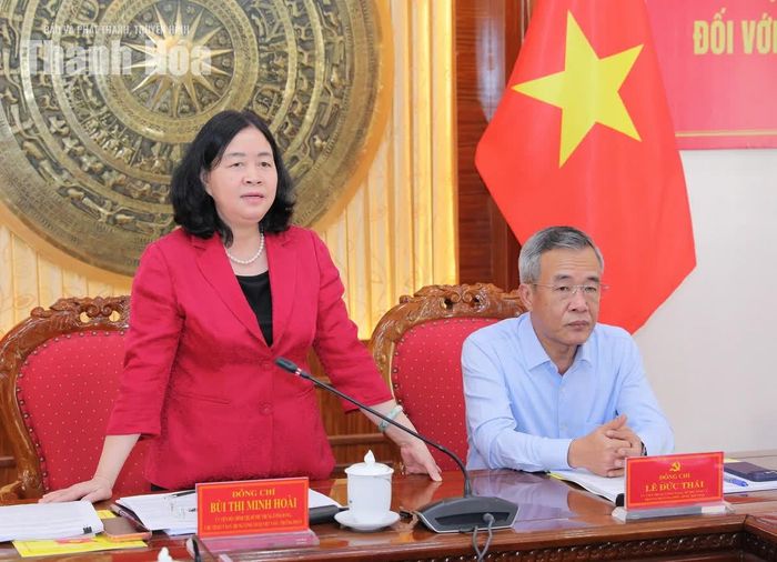 Đồng chí Bùi Thị Minh Hoài, Ủy viên Bộ Chính trị, Bí thư Trung ương Đảng, Chủ tịch Ủy ban Trung ương MTTQ Việt Nam phát biểu chỉ đạo tại buổi làm việc.