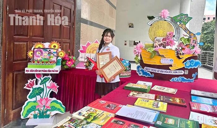 Lê Bảo Châu Anh với nụ cười rạng rỡ tại khu trưng bày các tác phẩm ấn tượng tại Lễ trao giải cuộc thi “Đại sứ văn hóa đọc”.