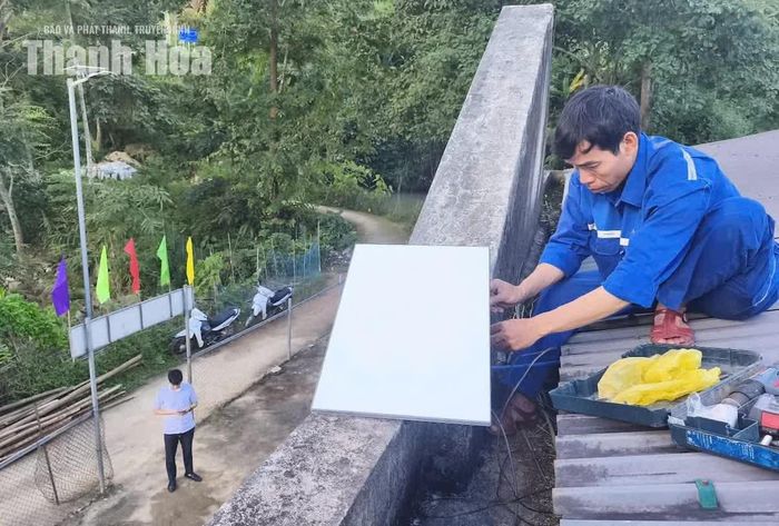 Cán bộ VNPT Thanh Hóa thực hiện lắp đặt thiết bị tại vùng lõm sóng ở xã Quang Chiểu