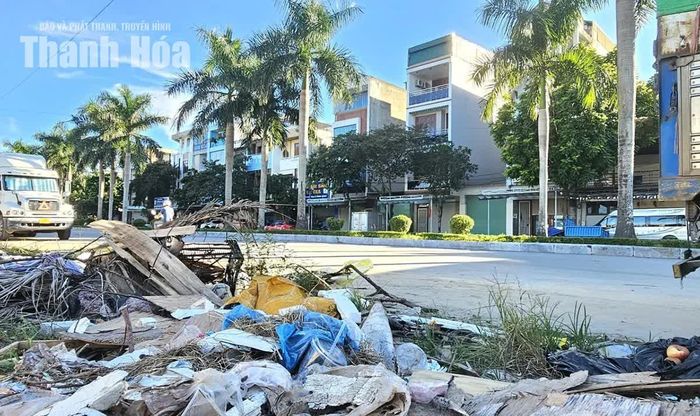 Tình trạng vứt rác thải bừa bãi vẫn còn diễn ra tại một số tuyến đường và khu dân cư.