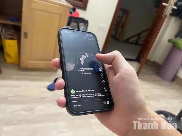 Dũng dễ dàng tiếp cận phim ngắn AI qua các nền tảng mạng xã hội.