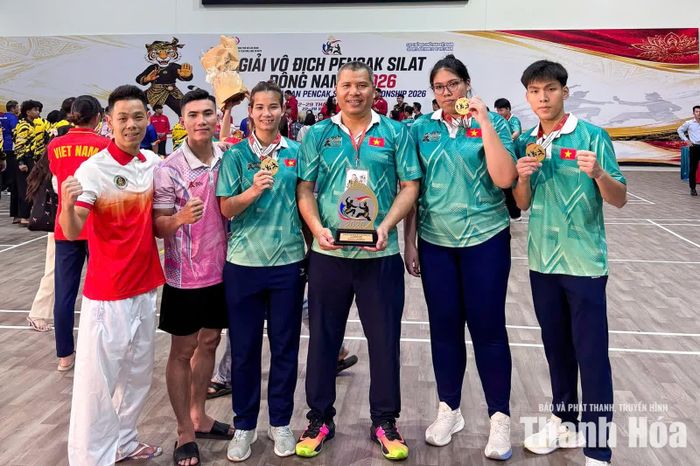 HLV Nguyễn Văn Hùng (người thứ 4 từ trái sang phải) chụp ảnh lưu niệm cùng các VĐV Thanh Hóa giành huy chương vàng.