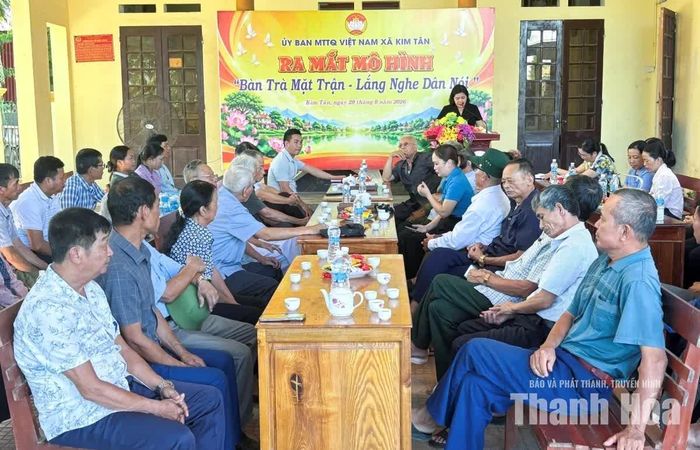 Ủy ban MTTQ xã Kim Tân ra mắt mô hình “Bàn trà Mặt trận - Lắng nghe dân nói”.