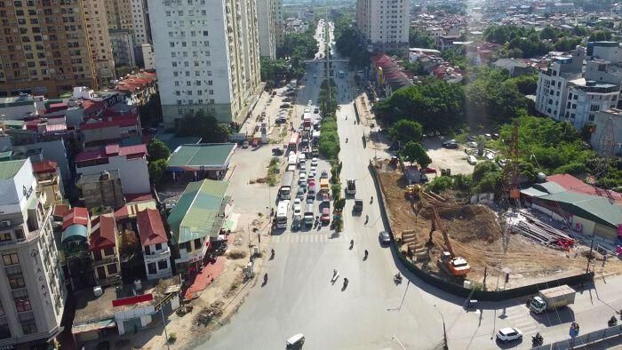 Nút giao này được phê duyệt từ tháng 6/2017 nhưng tạm dừng thi công từ năm 2018 do vướng mắc trong công tác giải phóng mặt bằng. 