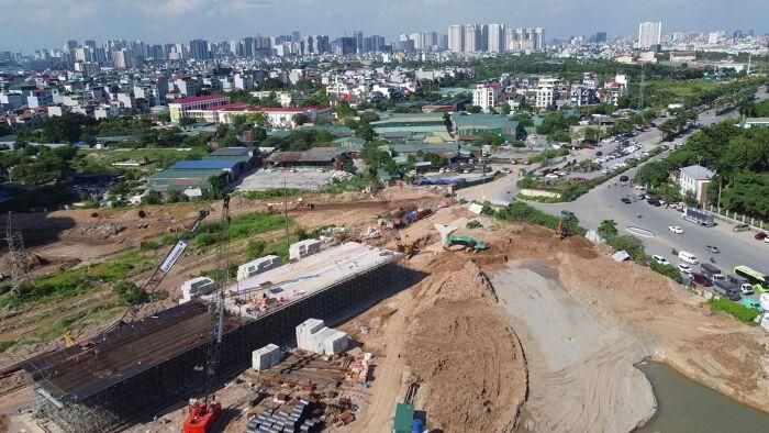 Hàng loạt trụ cầu đã được triển khai, nhiều hạng mục hạ tầng kỹ thuật đang được khẩn trương hoàn thiện, hướng tới mục tiêu đưa toàn bộ công trình vào khai thác trước ngày 31/12/2026. 