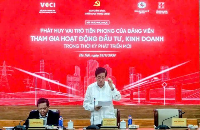  PGS.TS Nguyễn Trọng Điều, Chủ tịch sáng lập Hội Doanh nhân Tư nhân Việt Nam phát biểu tại Hội thảo. Ảnh: Thành Trung. 