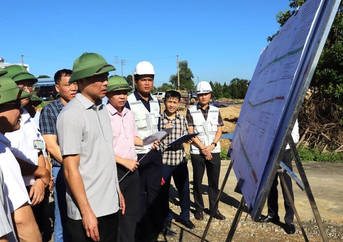 Chủ tịch UBND tỉnh Thanh Hóa Tô Anh Dũng kiểm tra tiến độ thực hiện dự án đường nối TP. Thanh Hoá (cũ) với Cảng hàng không Thọ Xuân, đoạn từ đường tỉnh lộ 514 đến đường vào Cảng hàng không Thọ Xuân. Ảnh: Xuân Nghĩa