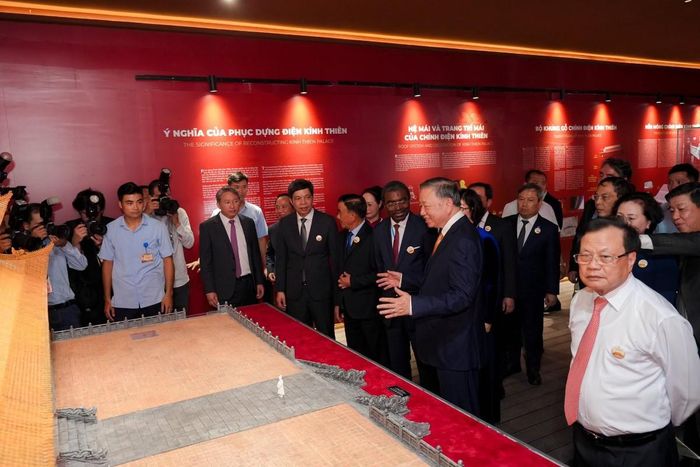 Tổng Bí thư, Chủ tịch nước Tô Lâm tham quan khu trưng bày trong Trung tâm hoàng thành Thăng Long sau khi bấm nút khởi công dự án phục dựng. Ảnh: Hoàng thành Thăng Long