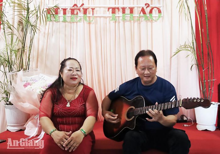 Vợ chồng bà Nguyễn Thị Thanh Thảo và ông Nguyễn Thanh Long tập đàn ca.