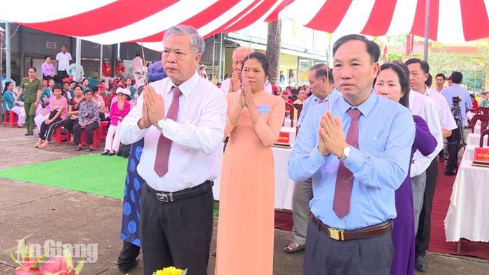 Lãnh đạo xã Sơn Kiên dâng hương tưởng niệm, tri ân công lao của Đức Thánh Trần Hưng Đạo.