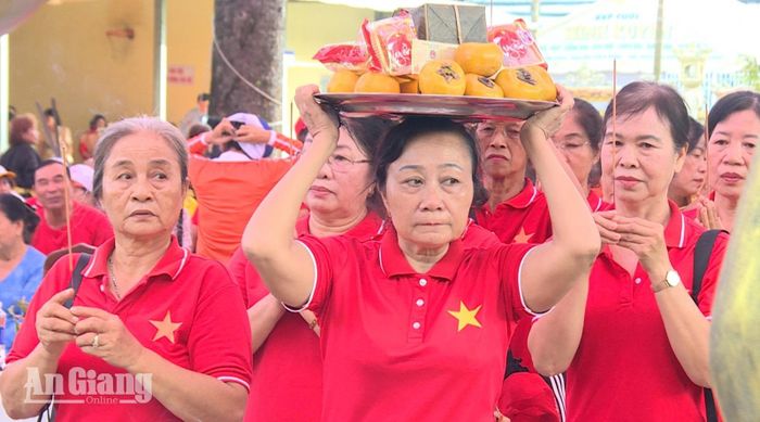 Đại biểu dâng lễ vật tưởng niệm Đức Thánh Trần Hưng Đạo.