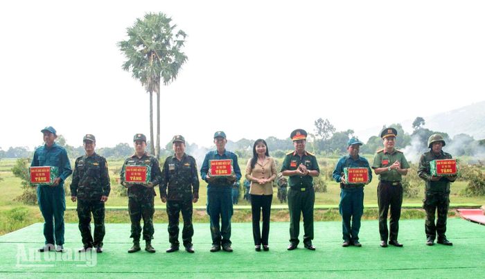 Phó Bí thư Tỉnh ủy, Chủ tịch HĐND tỉnh An Giang Trần Thị Thanh Hương tặng quà cho các lực lượng tham gia diễn tập.