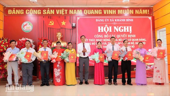 Lãnh đạo xã Khánh Bình trao các quyết định.