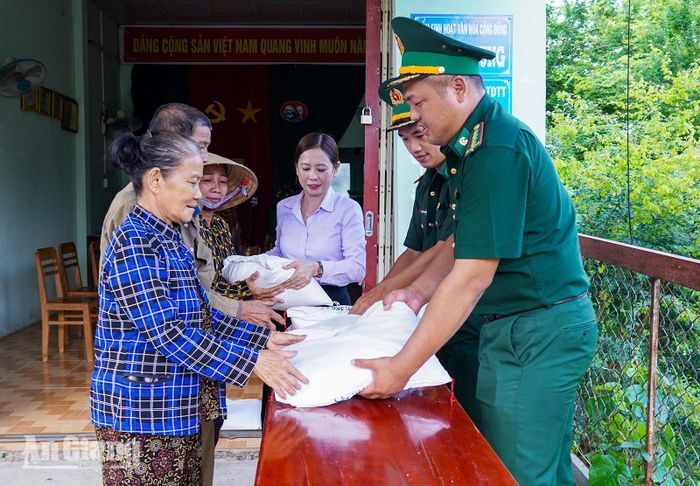Cán bộ, chiến sĩ Đồn Biên phòng Phú Hội và đoàn thể địa phương vận động tặng gạo cho các hộ dân tiêu biểu trong phong trào tự quản đường biên, cột mốc.