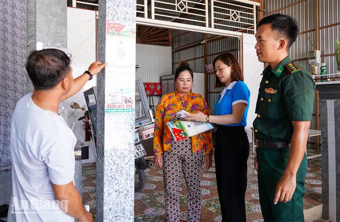Cán bộ Đồn Biên phòng Phú Hội và phụ nữ ấp Phú Trung hướng dẫn người dân truy cập hòm thư điện tử tố giác tội phạm.