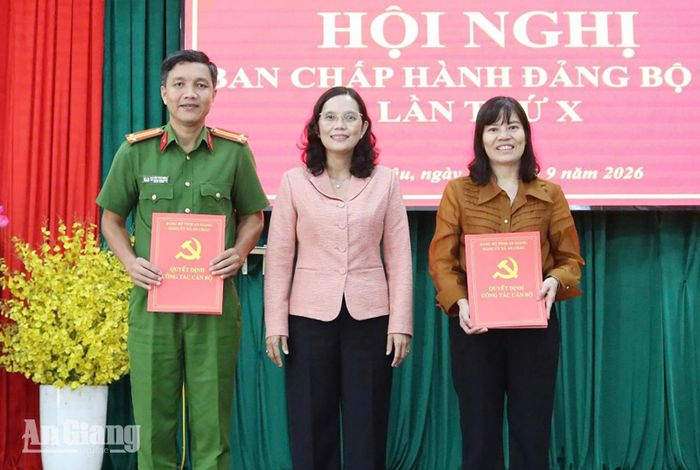 Tỉnh ủy viên, Bí thư Đảng ủy, Chủ tịch HĐND xã An Châu Đặng Thị Hoa Rây trao quyết định phân công, kiện toàn Ban Chỉ đạo, Tổ giúp việc về phát triển khoa học, công nghệ, đổi mới, sáng tạo và chuyển đổi số xã.