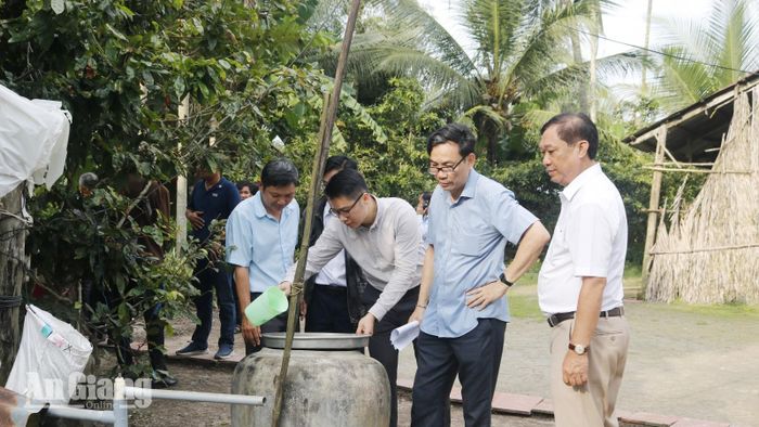 Đoàn công tác khảo sát tỷ lệ sử dụng nước sạch tại các ấp vùng đồng bào dân tộc thiểu số của xã Gò Quao.