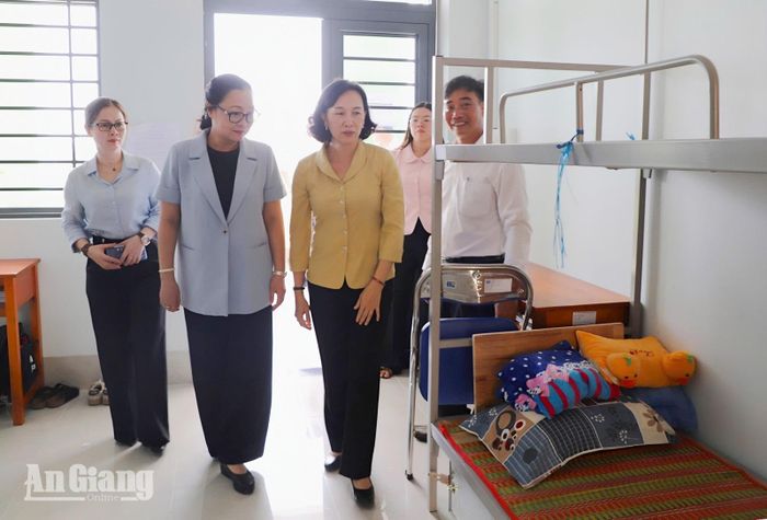 Thứ trưởng Bộ Giáo dục và Đào tạo Nguyễn Thị Quyên Thanh (thứ hai, từ trái qua) kiểm tra cơ sở vật chất tại Trường Phổ thông nội trú Tiểu học và THCS Giang Thành.