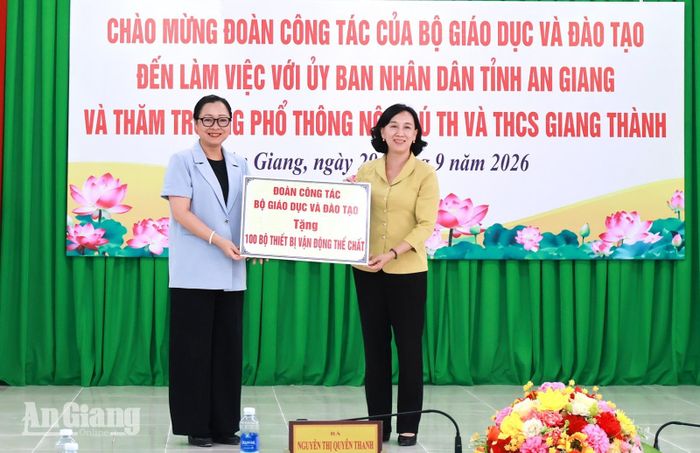 Thứ trưởng Bộ Giáo dục và Đào tạo Nguyễn Thị Quyên Thanh trao tặng 100 bộ thiết bị vận động cho Trường Phổ thông nội trú Tiểu học và THCS Giang Thành.
