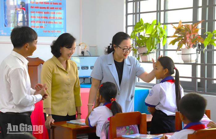 Thứ trưởng Bộ Giáo dục và Đào tạo Nguyễn Thị Quyên Thanh (thứ ba, từ trái qua) thăm hỏi tình hình học tập của học sinh tại Trường Phổ thông nội trú Tiểu học và THCS Giang Thành.