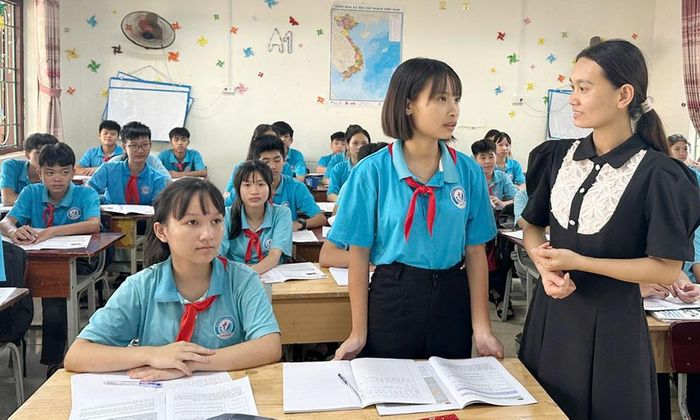  Cô và trò Trường Trung học cơ sở Tiên Lục số 1 (xã Tiên Lục) trong giờ học. 