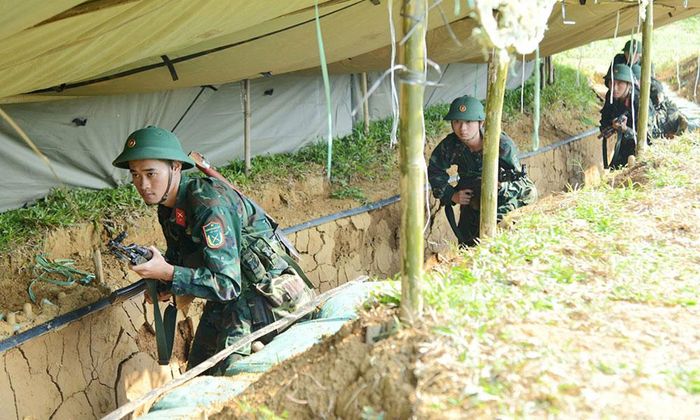 Tiểu đội bộ binh triển khai đội hình chiến đấu.