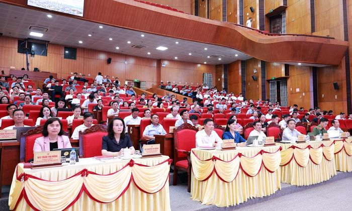 Các đồng chí lãnh đạo thành phố và đại biểu dự Hội nghị.