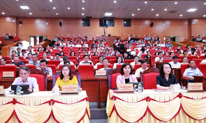 Các đồng chí lãnh đạo thành phố và đại biểu dự Hội nghị.