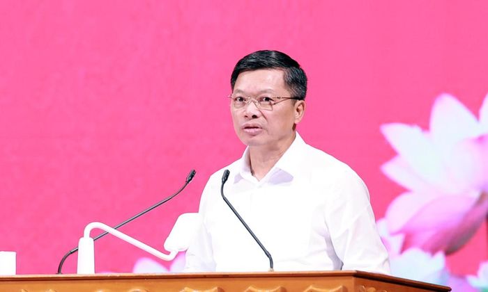 Đồng chí Đào Quang Khải, Ủy viên Ban Thường vụ Thành ủy, Phó Chủ tịch UBND thành phố trình bày một số chuyên đề tại Hội nghị.