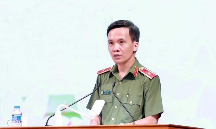 Đồng chí Bùi Duy Hưng, Ủy viên Ban Thường vụ Thành ủy, Giám đốc Công an thành phố trình bày chuyên đề tại Hội nghị.